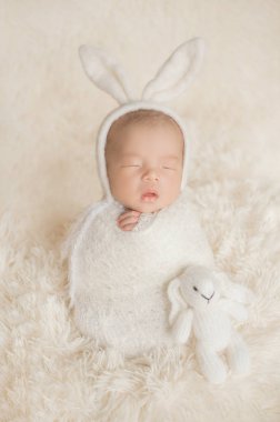 Sevimli yeni doğan bebek rahat odada uyuyor. Yatakta uykulu yüzü ile Sevimli mutlu bebek bebek portre. 