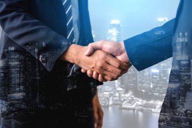 Arka planda iş adamları el sıkışma çift pozlama görüntü iş anlaşmasının ortaklık başarısını gösteren. Kurumsal ekip çalışması, güven ortağı ve iş sözleşmesi kavramı.