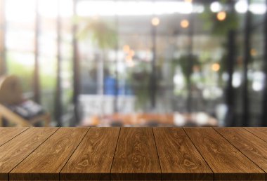 Kopya alanı ile modern restoran odası veya kahve dükkanı bulanık arka plan ahşap masa.
