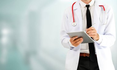 Doktor hastanede tablet bilgisayar kullanıyor. Tıbbi sağlık hizmetleri ve doktor personel hizmeti.
