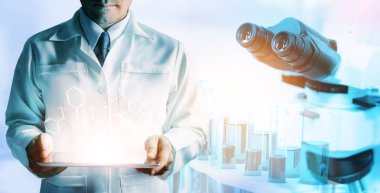 Araştırma ve geliştirme konsepti. Tıbbi çalışma için laboratuvarda mikrobiyoloji ve kimya için bilimsel ve tıbbi laboratuvar aletleri, mikroskop, test tüpleri ve cam şişelerinin çift pozlama görüntüsü.