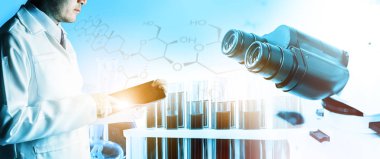 Araştırma ve geliştirme konsepti. Tıbbi çalışma için laboratuvarda mikrobiyoloji ve kimya için bilimsel ve tıbbi laboratuvar aletleri, mikroskop, test tüpleri ve cam şişelerinin çift pozlama görüntüsü.