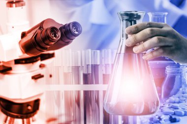 Araştırma ve geliştirme konsepti. Tıbbi çalışma için laboratuvarda mikrobiyoloji ve kimya için bilimsel ve tıbbi laboratuvar aletleri, mikroskop, test tüpleri ve cam şişelerinin çift pozlama görüntüsü.