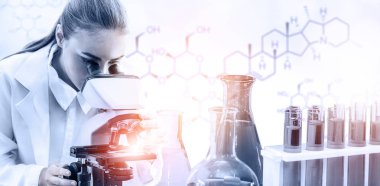 Araştırma ve geliştirme konsepti. Tıbbi çalışma için laboratuvarda mikrobiyoloji ve kimya için bilimsel ve tıbbi laboratuvar aletleri, mikroskop, test tüpleri ve cam şişelerinin çift pozlama görüntüsü.