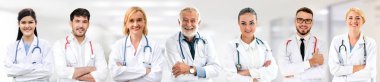 Doktor diğer doktorlar ile hastanede çalışıyor.