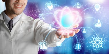 Tıbbi Sağlık Araştırma ve Geliştirme Kavramı. Tıbbi bakım teknolojisi yenilik, ilaç keşif ve sağlık verileri sembolleri bakarak bilim sağlık araştırma simgeleri ile hastane laboratuvarında Doktor.