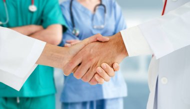 Diğer doktor, hemşire ve cerrah ile hastane ofisi veya klinikte çalışan profesyonel doktor. Tıbbi teknoloji araştırma enstitüsü ve doktor personel hizmet konsepti.