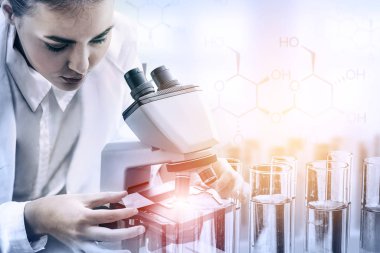 Araştırma ve geliştirme konsepti. Tıbbi çalışma için laboratuvarda mikrobiyoloji ve kimya için bilimsel ve tıbbi laboratuvar aletleri, mikroskop, test tüpleri ve cam şişelerinin çift pozlama görüntüsü.