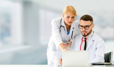 Doktorlar dizüstü bilgisayar ile hastanede çalışan.