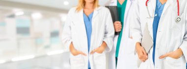 Doktor diğer doktorlar ile hastanede çalışıyor.