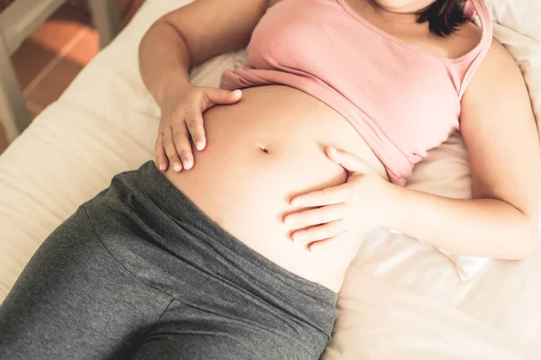 Mujer Embarazada Sintiéndose Feliz Casa Mientras Cuida Hijo Joven Madre — Foto de Stock