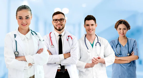 Médico que trabalha no hospital com outros médicos . — Fotografia de Stock