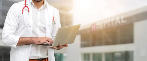 Médico Usar Computador Portátil Hospital Serviço Médico Saúde Pessoal Médico — Fotografia de Stock