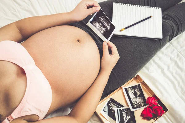 Mujer Embarazada Sintiéndose Feliz Casa Mientras Cuida Hijo Joven Madre — Foto de Stock