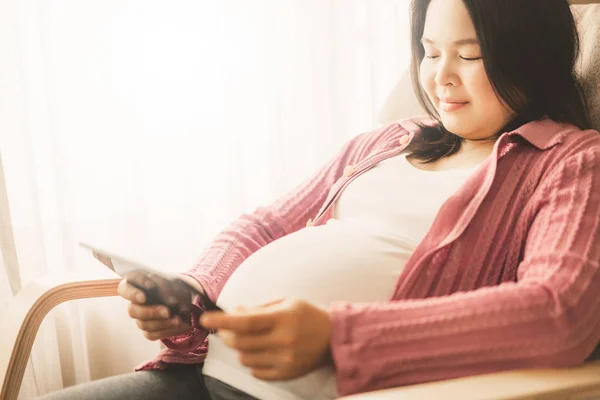 Mujer Embarazada Sintiéndose Feliz Casa Mientras Cuida Hijo Joven Madre — Foto de Stock