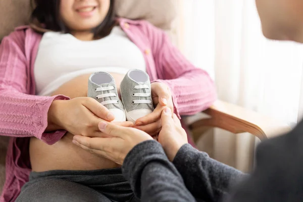 Embarazada Pareja Marido Mujer Sintiendo Amor Relajarse Casa Sosteniendo Zapatos — Foto de Stock