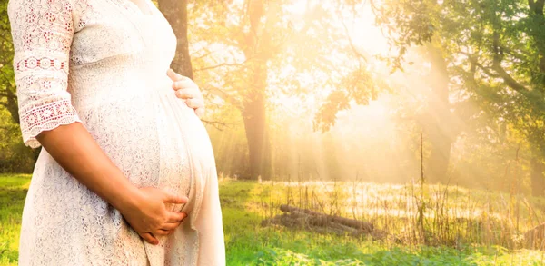 Mujer Embarazada Sintiéndose Feliz Con Nueva Vida Jardín Casa Cuidando — Foto de Stock
