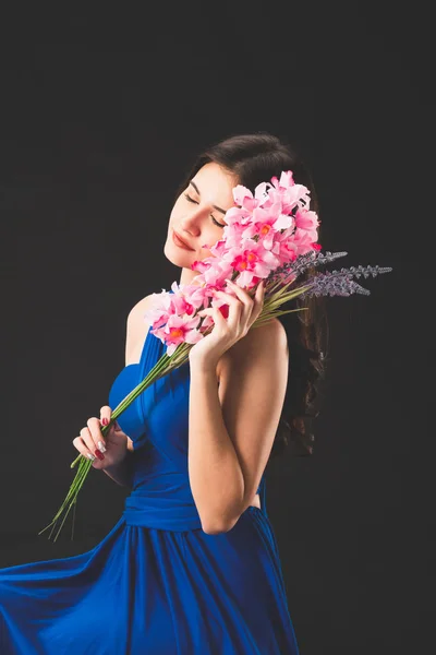 Vrouwelijke Mode Model Blauwe Jurk Staande Donkere Achtergrond Luxe Reclame — Stockfoto