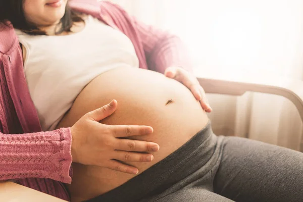 Беременная Женщина Чувствует Себя Счастливой Дома Заботясь Ребенке Молодая Беременная — стоковое фото