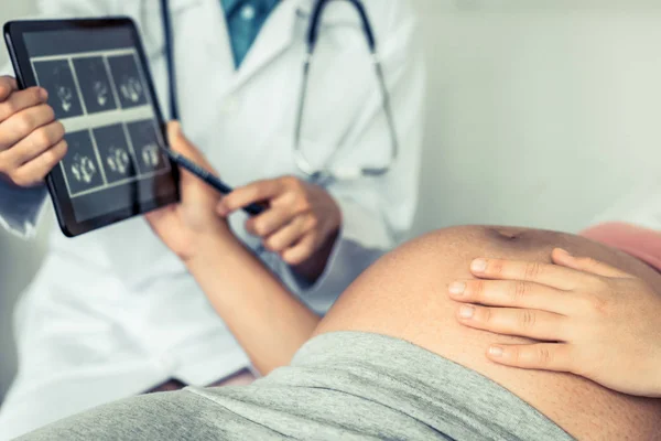 Šťastnou Těhotnou Ženu Která Navštěvuje Gynekologa Nemocnici Nebo Lékařské Klinice — Stock fotografie