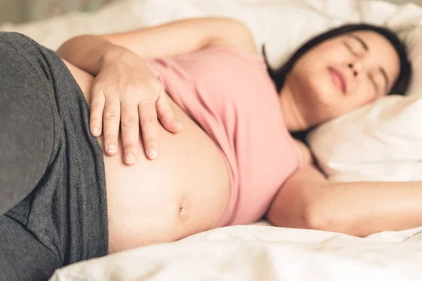 Těhotná Žena Doma Cítí Šťastná Přitom Stará Dítě Mladá Očekávala — Stock fotografie