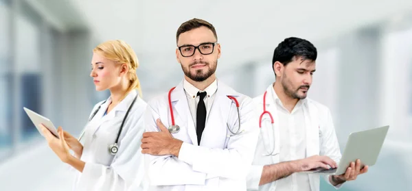 Médico que trabalha no hospital com outros médicos . — Fotografia de Stock