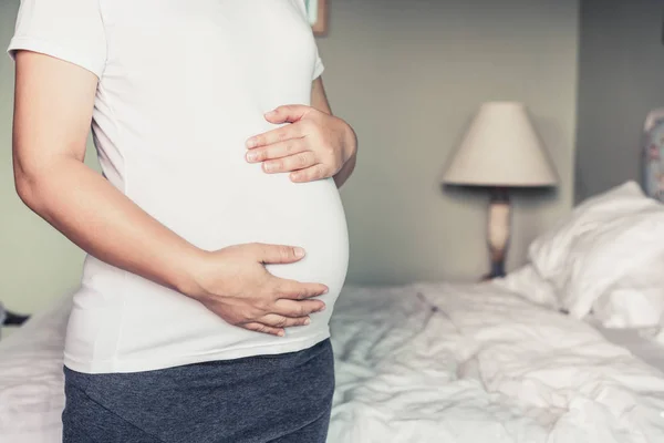 Mujer Embarazada Sintiéndose Feliz Casa Mientras Cuida Hijo Joven Madre — Foto de Stock