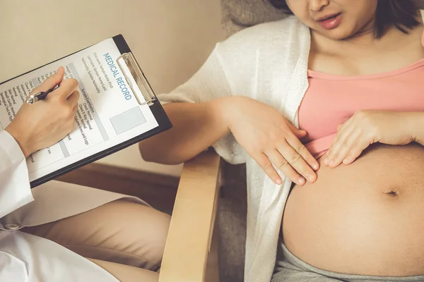 Šťastnou Těhotnou Ženu Která Navštěvuje Gynekologa Nemocnici Nebo Lékařské Klinice — Stock fotografie