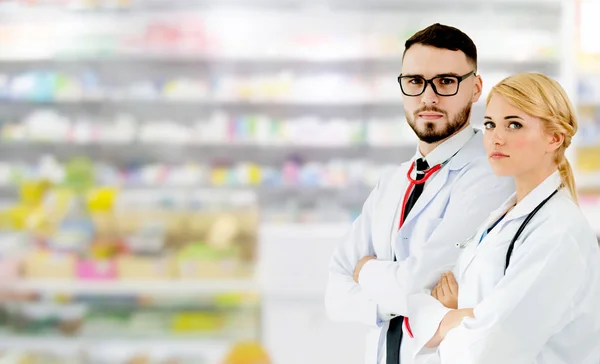 Farmaceutista pracující s kolegou v oboru farmacie. — Stock fotografie
