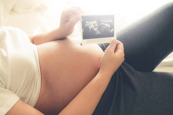 Mujer Embarazada Sintiéndose Feliz Casa Mientras Cuida Hijo Joven Madre — Foto de Stock