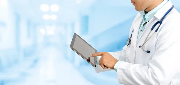 Lekarz Przy Użyciu Komputera Typu Tablet Szpitalu Służba Zdrowia Personel — Zdjęcie stockowe