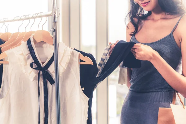 Mujer Comprando Ropa Una Tienda Ropa Centro Comercial Estilo Vida — Foto de Stock