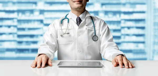 Farmacista con tablet in farmacia . — Foto Stock