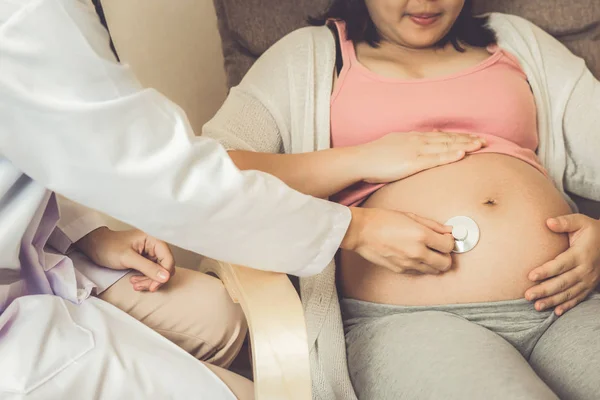 Boldog Terhes Látogat Nőgyógyász Orvos Kórházban Vagy Orvosi Klinikán Terhességi — Stock Fotó