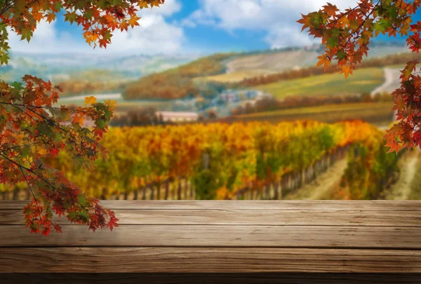 Brauner Holztisch Herbstlicher Weinberglandschaft Mit Kopierraum — Stockfoto