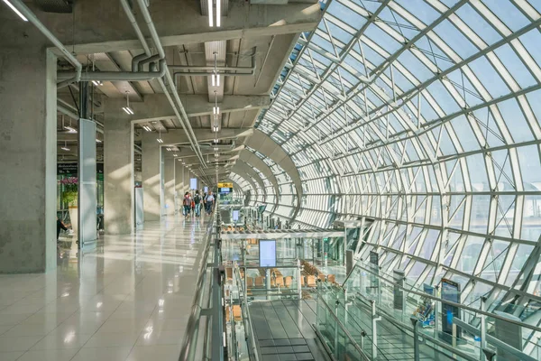 Bangkok Tajlandia Dec 2018 Turyści Chodzić Terminalu Lotniska Suvarnabhumi Bangkoku — Zdjęcie stockowe