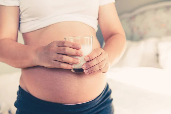 Donna Incinta Felice Che Beve Latte Vetro Casa Mentre Prende — Foto Stock