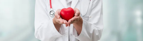 Doctor Sosteniendo Corazón Rojo Oficina Del Hospital Concepto Servicio Atención —  Fotos de Stock
