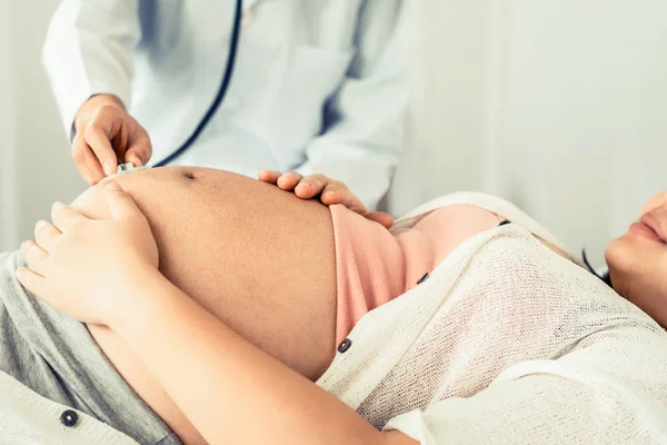 Šťastnou Těhotnou Ženu Která Navštěvuje Gynekologa Nemocnici Nebo Lékařské Klinice — Stock fotografie