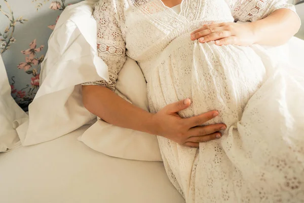 Beyaz Elbiseli Hamile Kadın Çocuğuna Bakarken Evde Mutlu Hissediyor Doğum — Stok fotoğraf