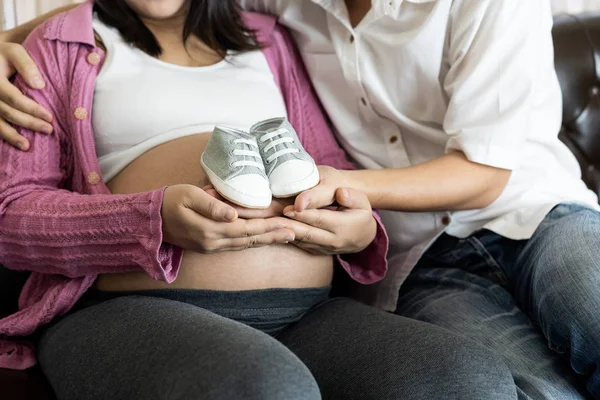 Hamile Çift Karı Koca Sevgi Hissi Bebek Ayakkabıları Tutarak Evde — Stok fotoğraf
