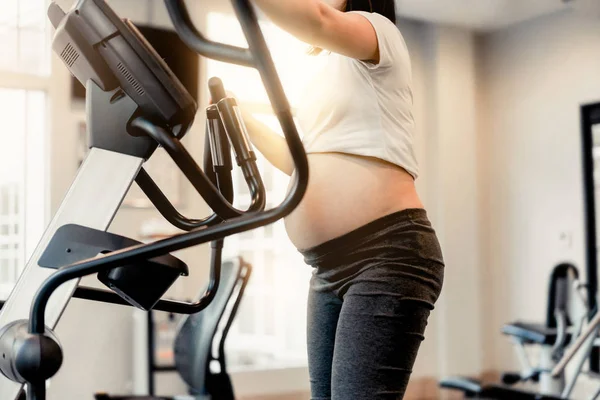 Femme Enceinte Active Faisant Exercice Dans Centre Fitness Jeune Femme — Photo