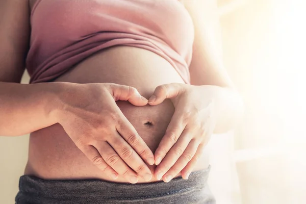 Mujer Embarazada Sintiéndose Feliz Casa Mientras Cuida Hijo Joven Madre — Foto de Stock