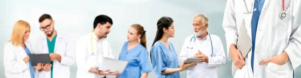 Doctor working in hospital with other doctors. — Stock Photo, Image