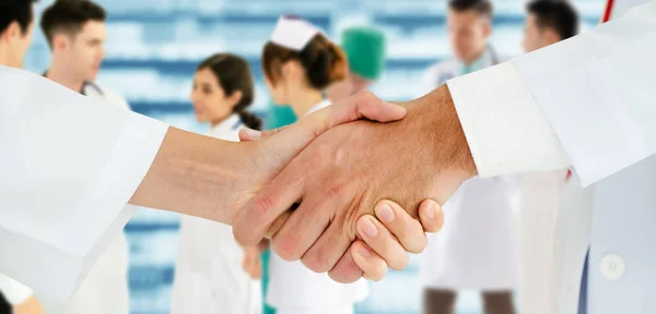 Medico Professionista Che Lavora Nello Studio Ospedaliero Clinica Con Altri — Foto Stock