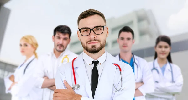 Lekarz pracujący w szpitalu z innymi lekarzami. — Zdjęcie stockowe
