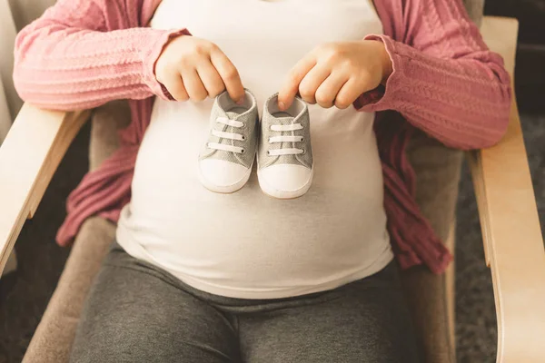 Mujer Embarazada Sintiéndose Feliz Casa Mientras Cuida Hijo Joven Madre — Foto de Stock