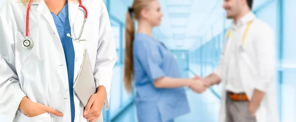 Arzt arbeitet im Krankenhaus mit anderen Ärzten zusammen. — Stockfoto