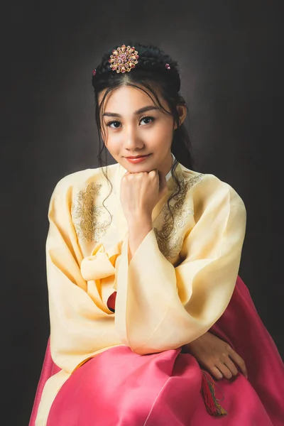Корейская Женщина Традиционном Корейском Платье Hanbok Черном Фоне Студии — стоковое фото
