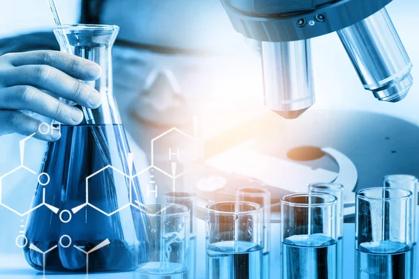 研发理念 实验室中用于医学研究的科学和医学实验室仪器 显微镜 试管和玻璃瓶的双重暴露图像 用于微生物学和化学 — 图库照片